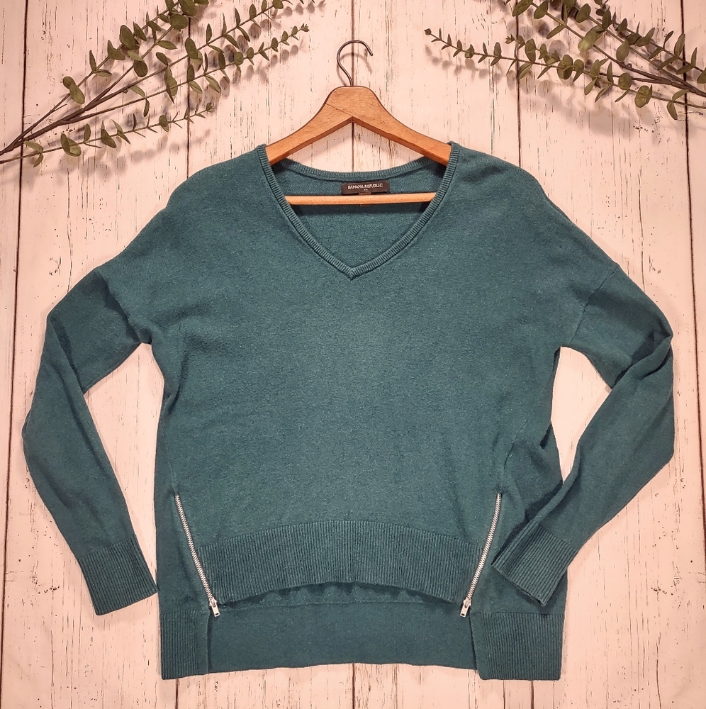 Banana Republic Factory V-Neck Zip Vent Hem Sweater